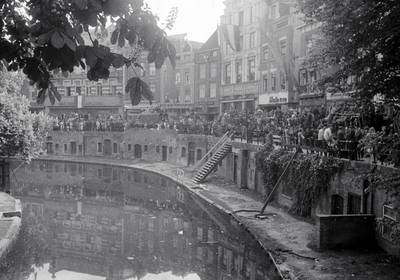 853214 Afbeelding van de intocht van de geallieerden, op de Oudegracht tussen de Jansbrug en Bakkerbrug te Utrecht.
